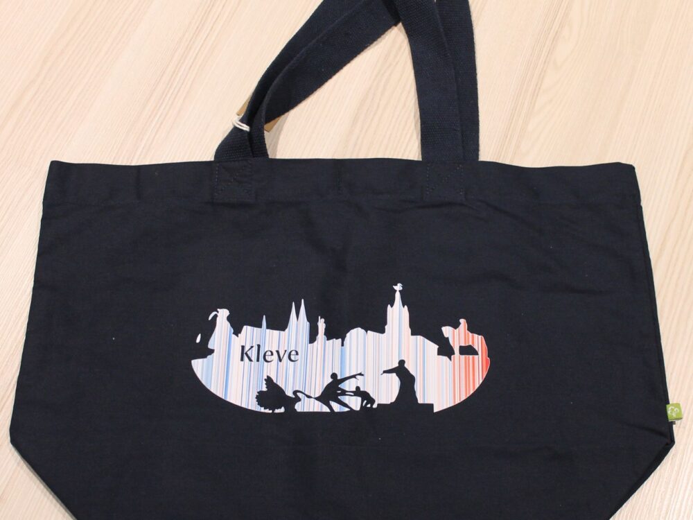 blaue Einkaufstasche mit Henkel und der Silhouette von Kleve in Warming Stripes