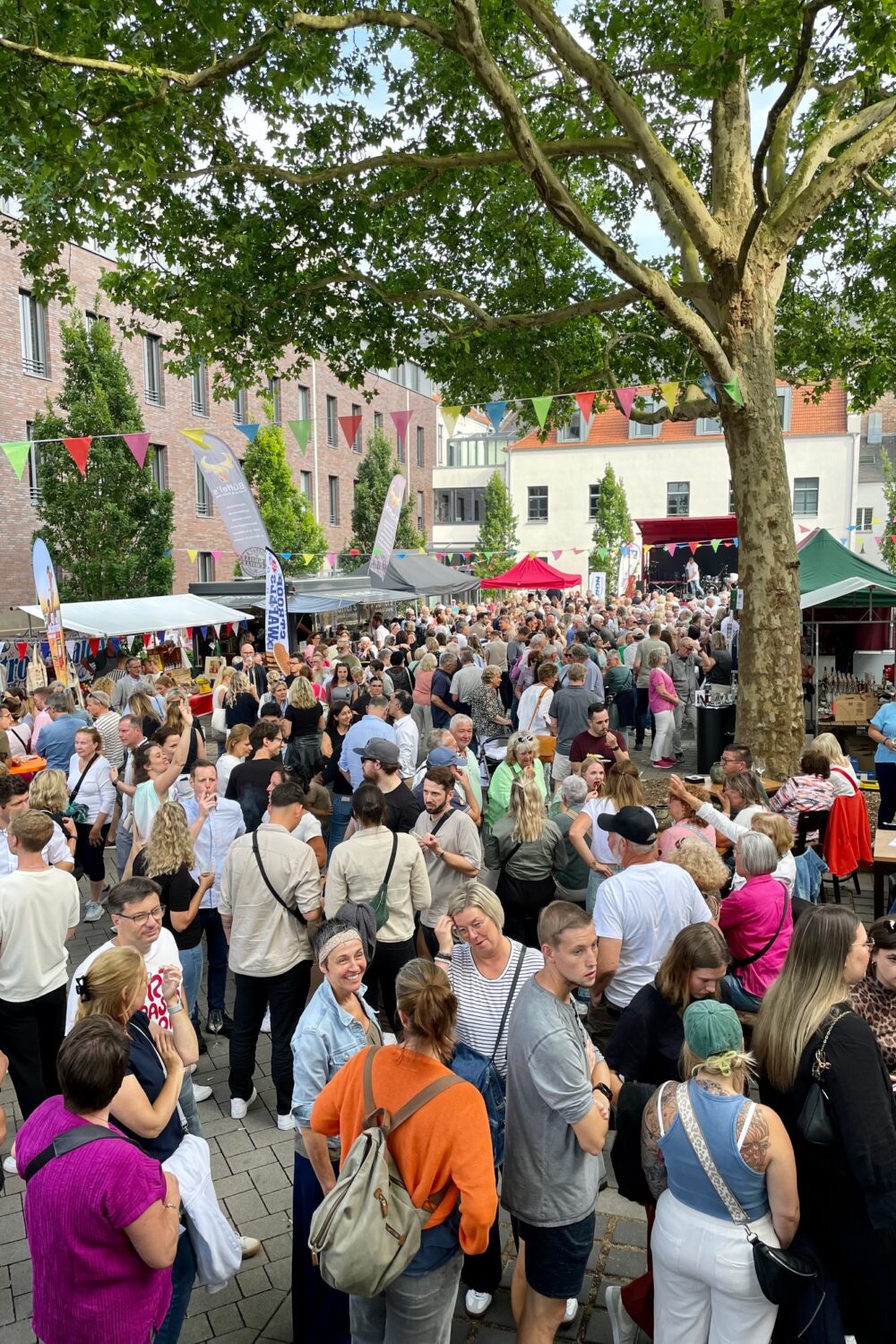 Viele Menschen auf einem Platz vor einem Gebäude.