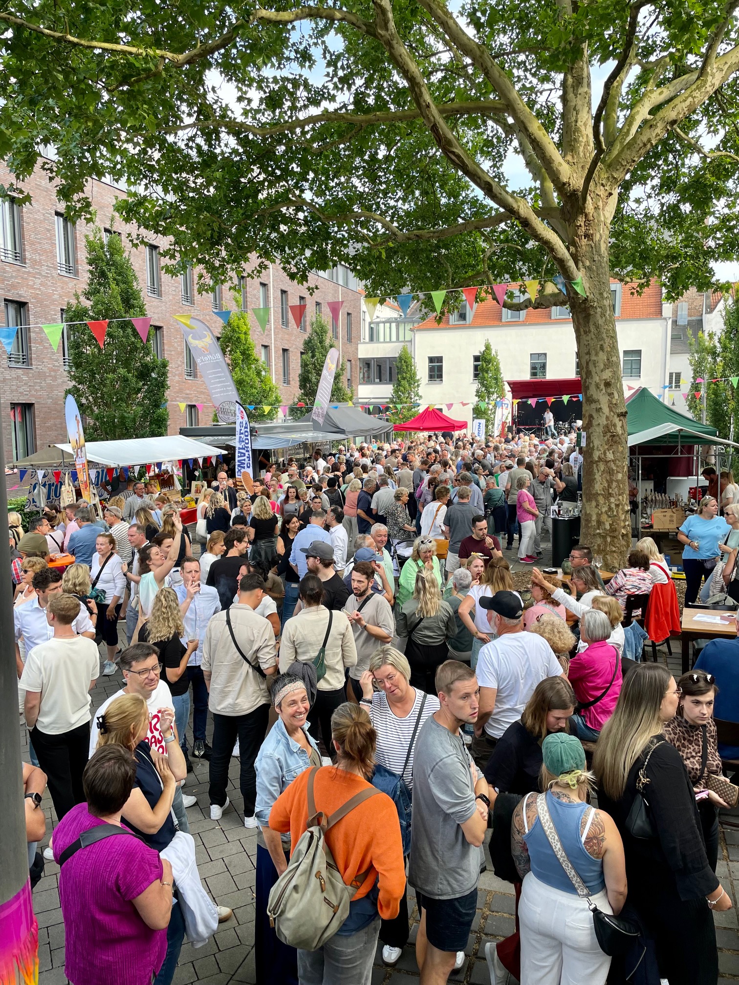 Viele Menschen auf einem Platz vor einem Gebäude.