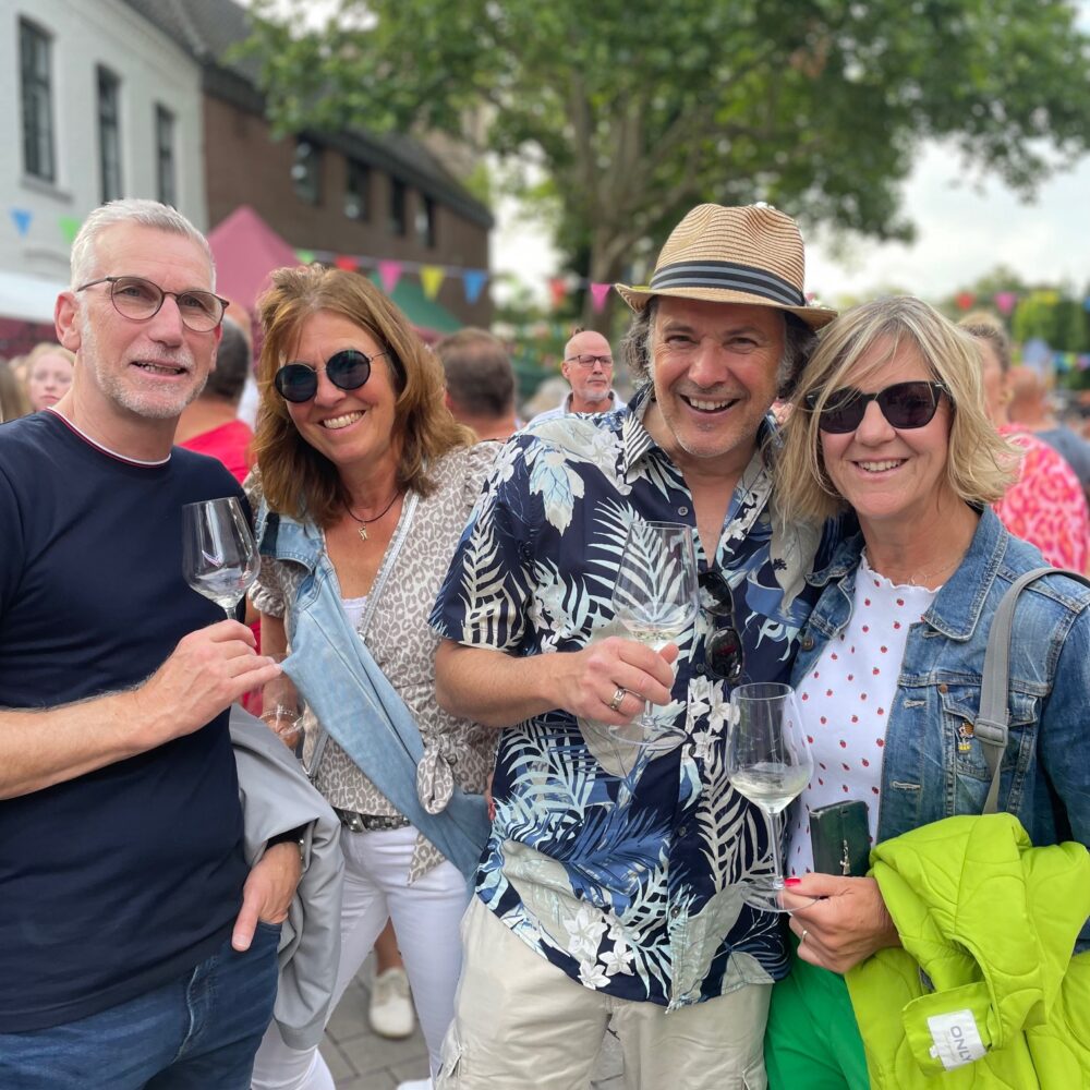 Vier Menschen lachen und feiern.