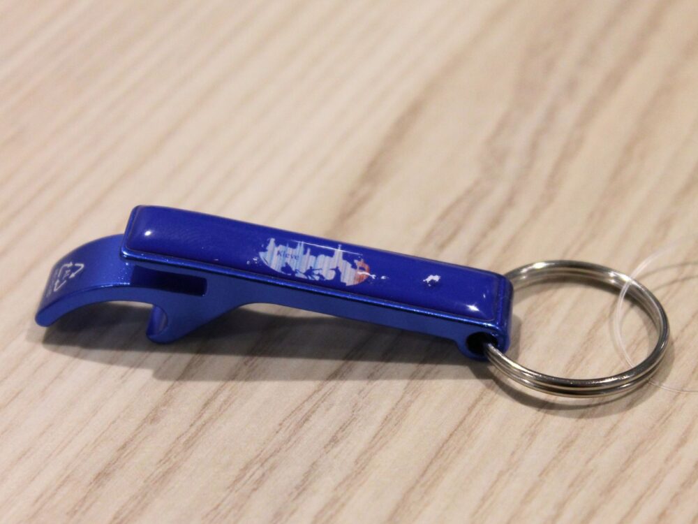 Schlüsselanhänger in blau mit Flaschenöffner