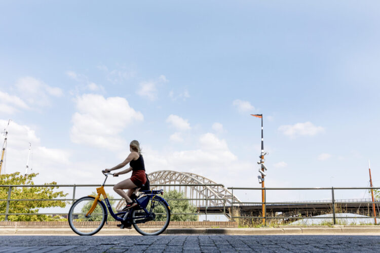 Fahrradfahrerin auf der Via Romana Strecke in Nijmegen