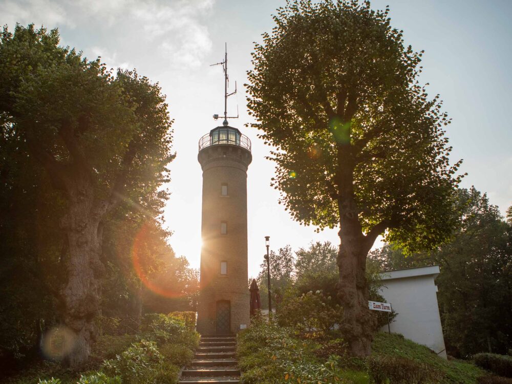 Aussichtsturm in der Abendsonne
