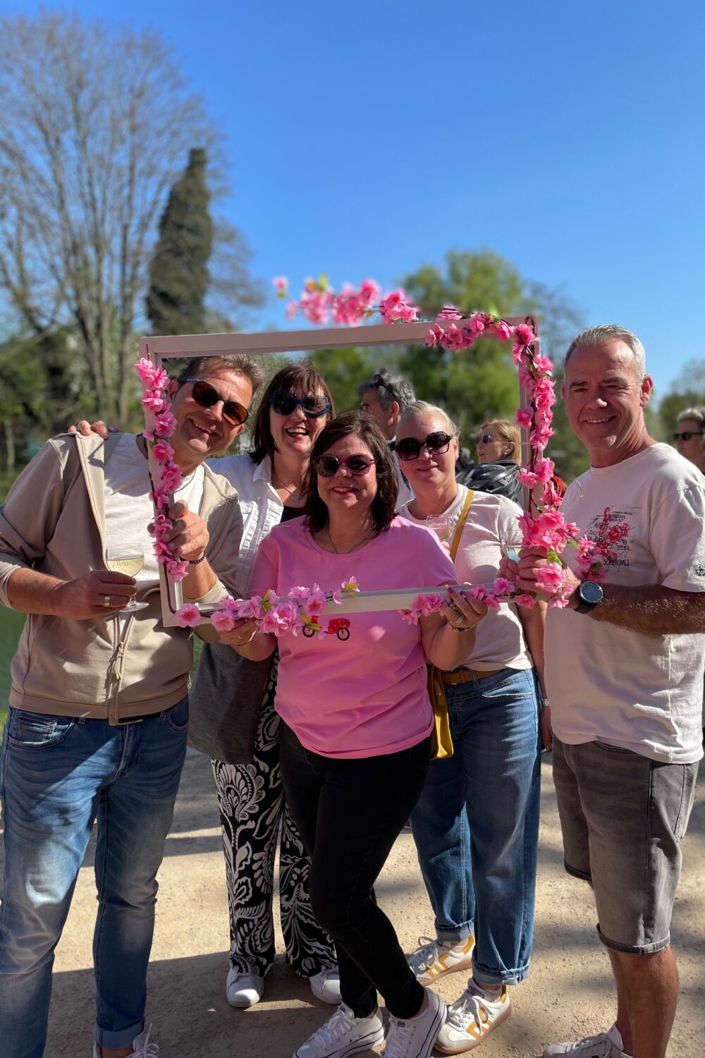 Gruppe von Menschen schauen durch einen Fotorahmen