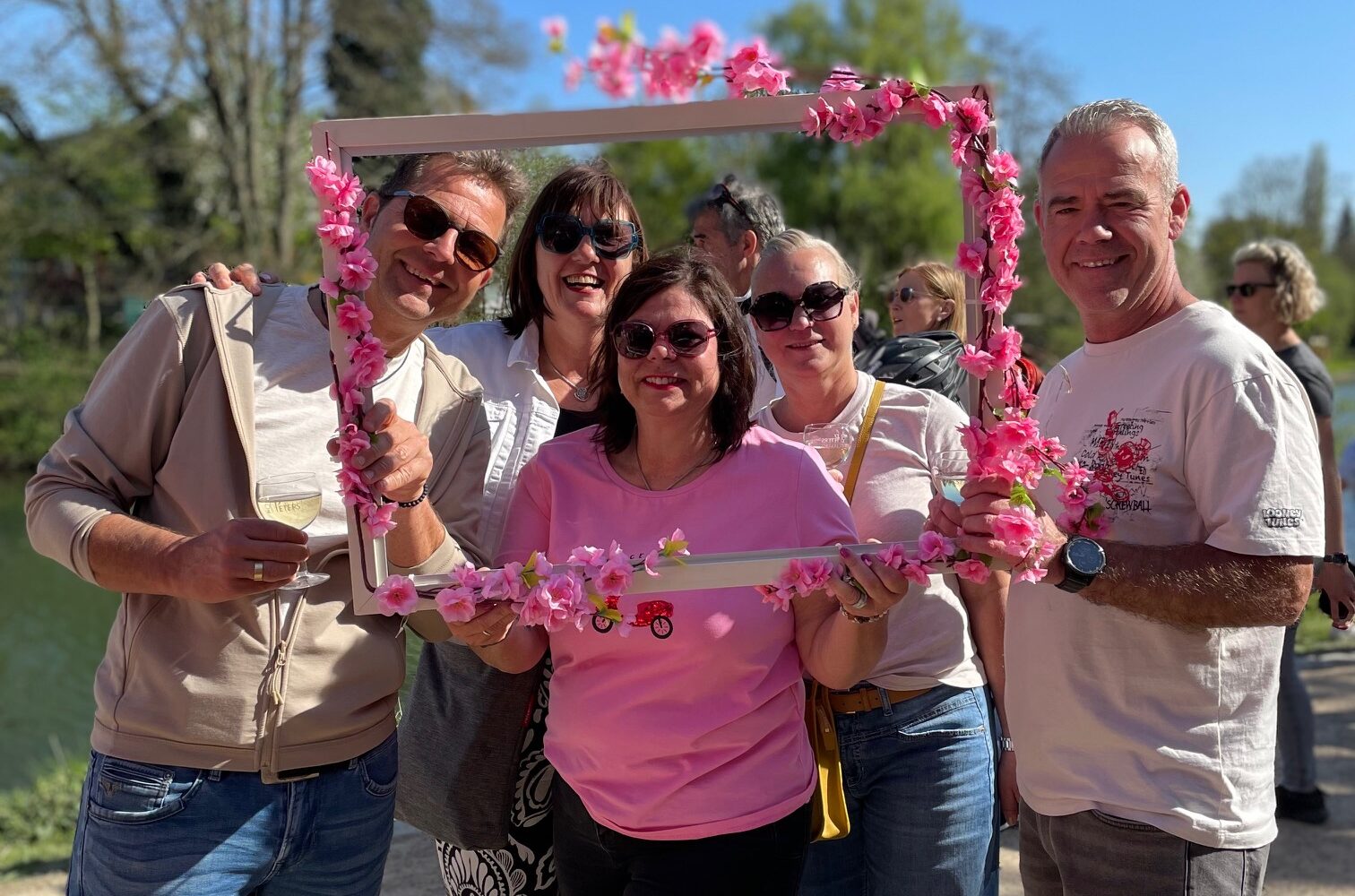 Gruppe von Menschen schauen durch einen Fotorahmen