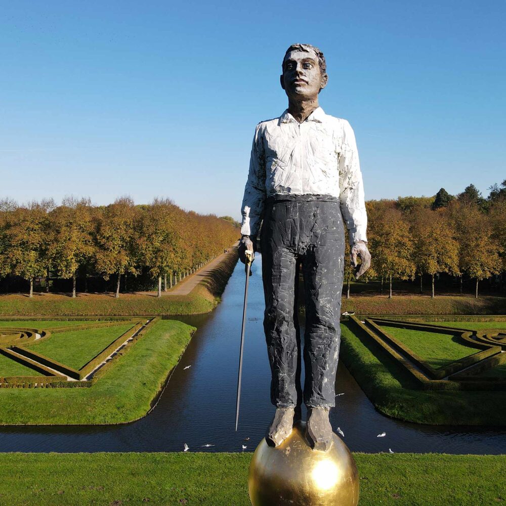 Eiserne Mann, Figur mit weißem Hemd und schwarzer Hose