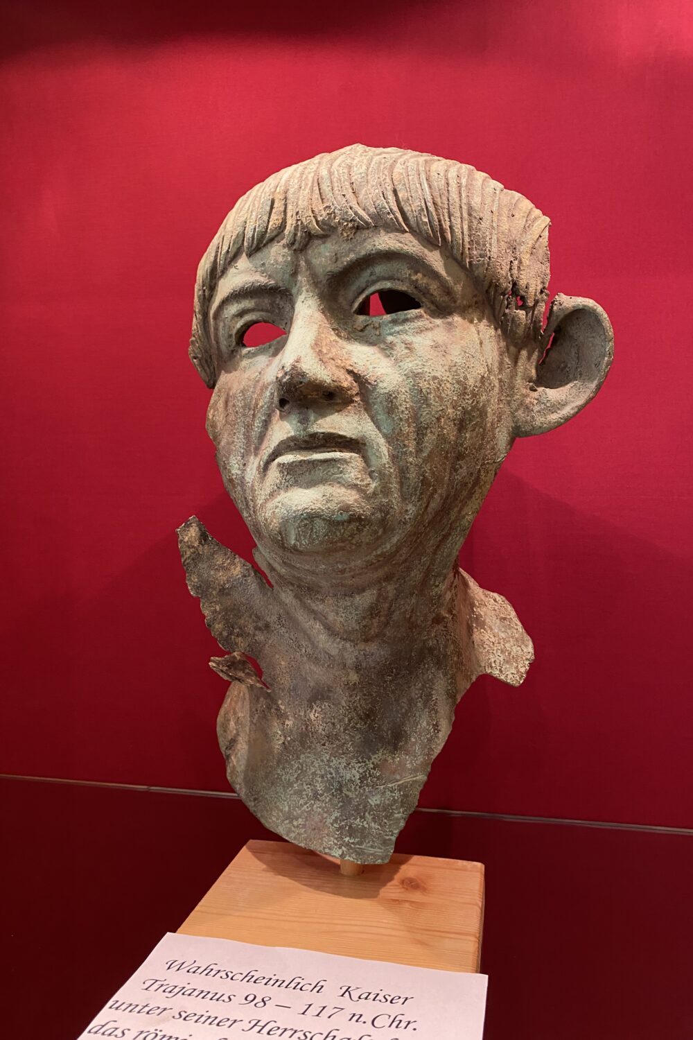 Nachbildung einer römischen Maske in einer Vitrine im Museum Forum Arenacum. Wahrscheinlich von Kaiser Trajanus.