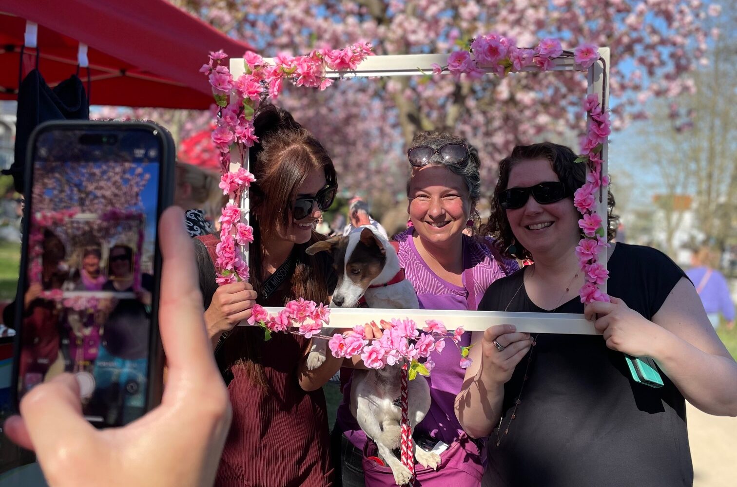 Gruppe von Menschen schauen durch einen Fotorahmen.