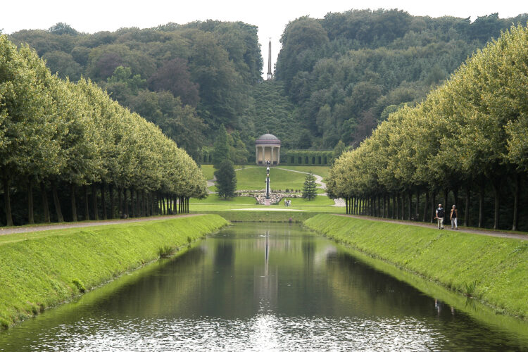Symmetrische Parkanlage in Kleve mit Moritz-Kanal, gesäumt von Baumreihen, im Hintergrund Amphitheater mit Ceres-Tempel mit Statuen