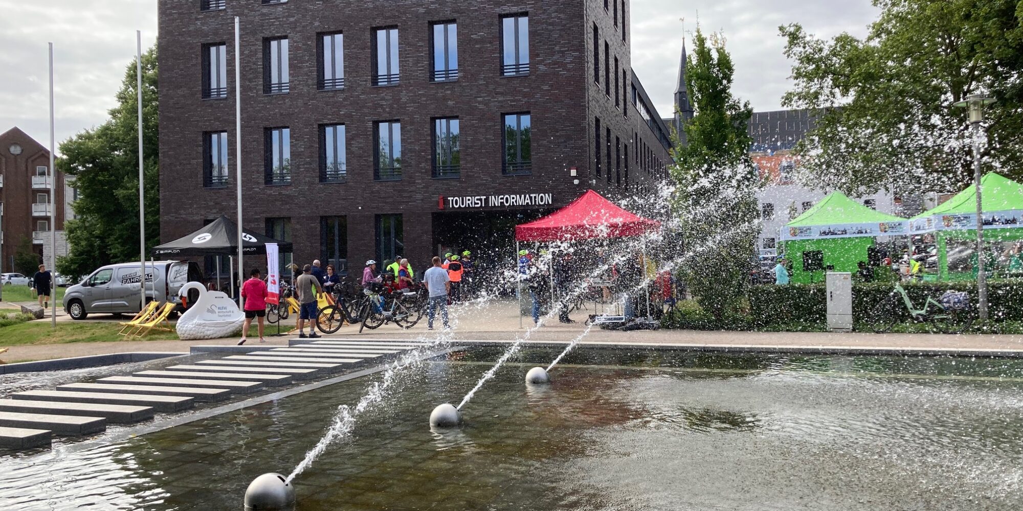 Wasserspiel vor einem großen Gebäude