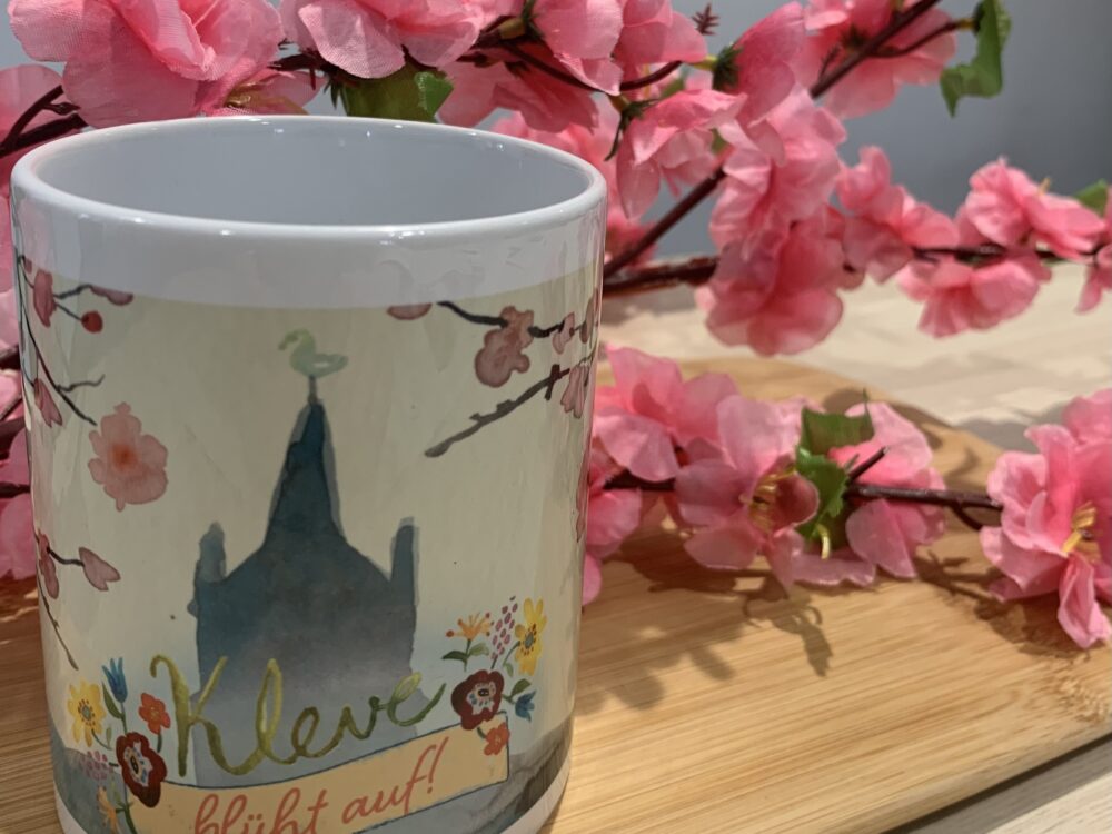 Tasse mit Schwanenburg und Kirschblüten