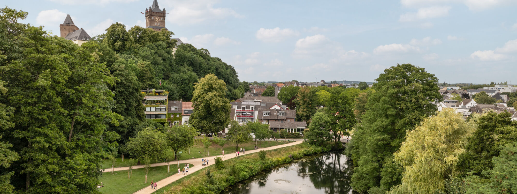 Kleve von oben, Schwanenburg, Kermisdahl, Bäume links und rechts vom Kermisdahl