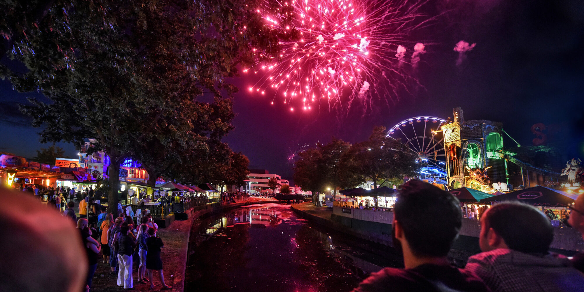 Menschen schauen sich Feuerwerk bei der Klever Kirmes an