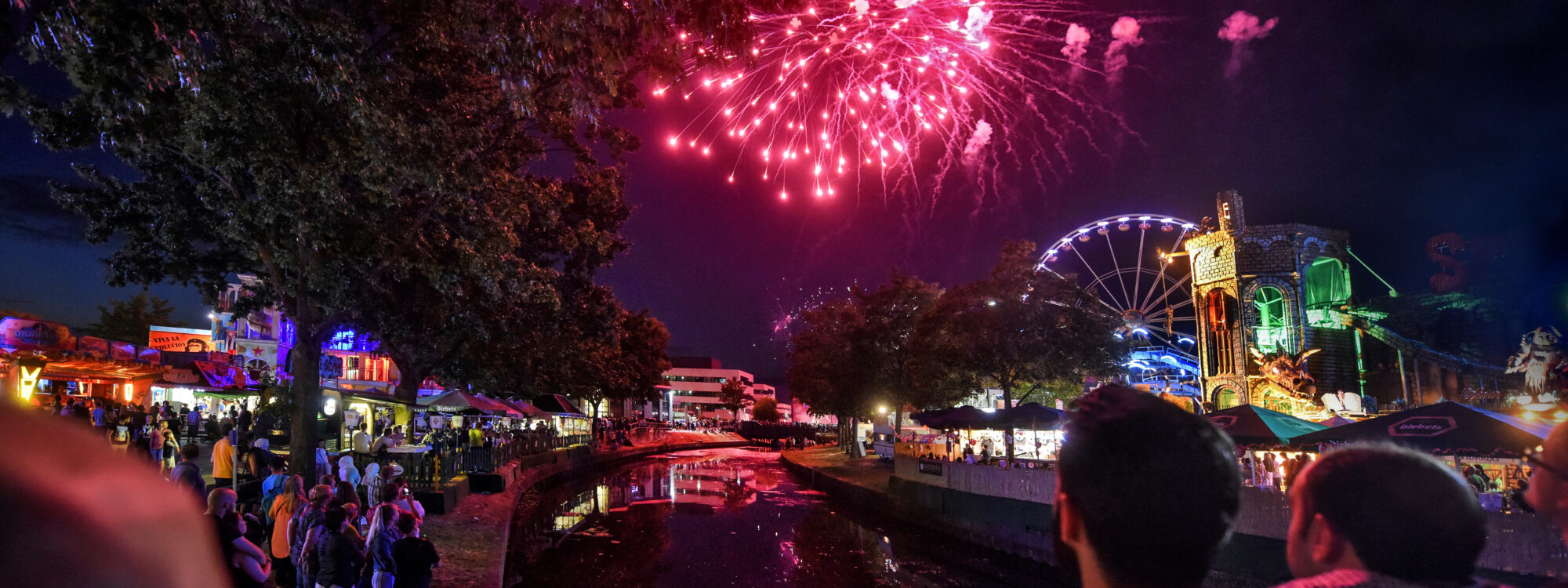 Menschen schauen sich Feuerwerk bei der Klever Kirmes an