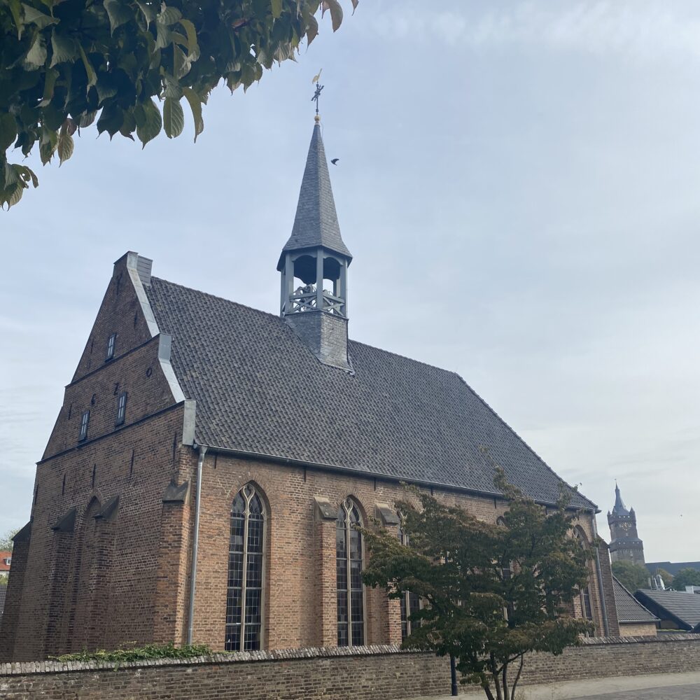 Außenansicht der kleinen evangelischen Kirche an der Böllenstege mit einem Turm auf dem Dach