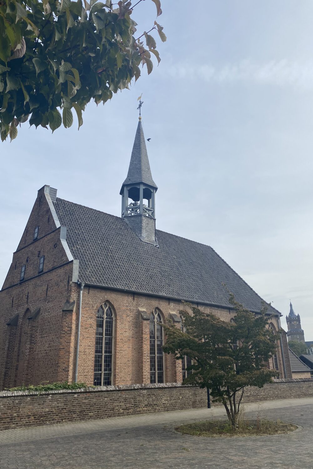 Außenansicht der kleinen evangelischen Kirche an der Böllenstege mit einem Turm auf dem Dach