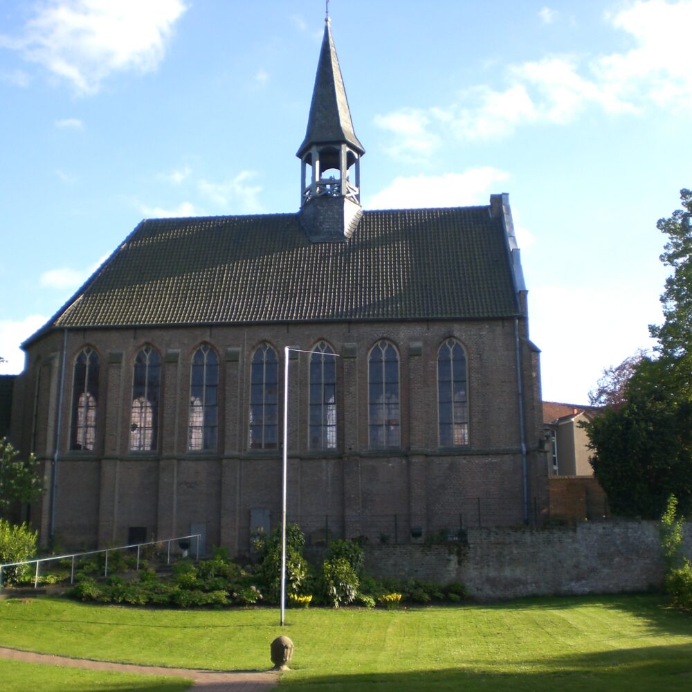 Außenansicht der kleinen evangelischen Kirche an der Böllenstege mit einem Turm auf dem Dach