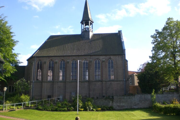 Außenansicht der kleinen evangelischen Kirche an der Böllenstege mit einem Turm auf dem Dach