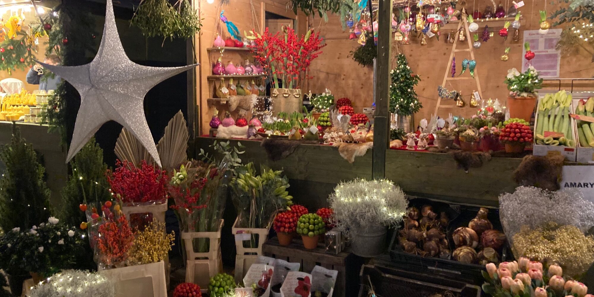 Weihnachtsdekoration in einer Bude auf dem Klever Weihnachtsmarkt