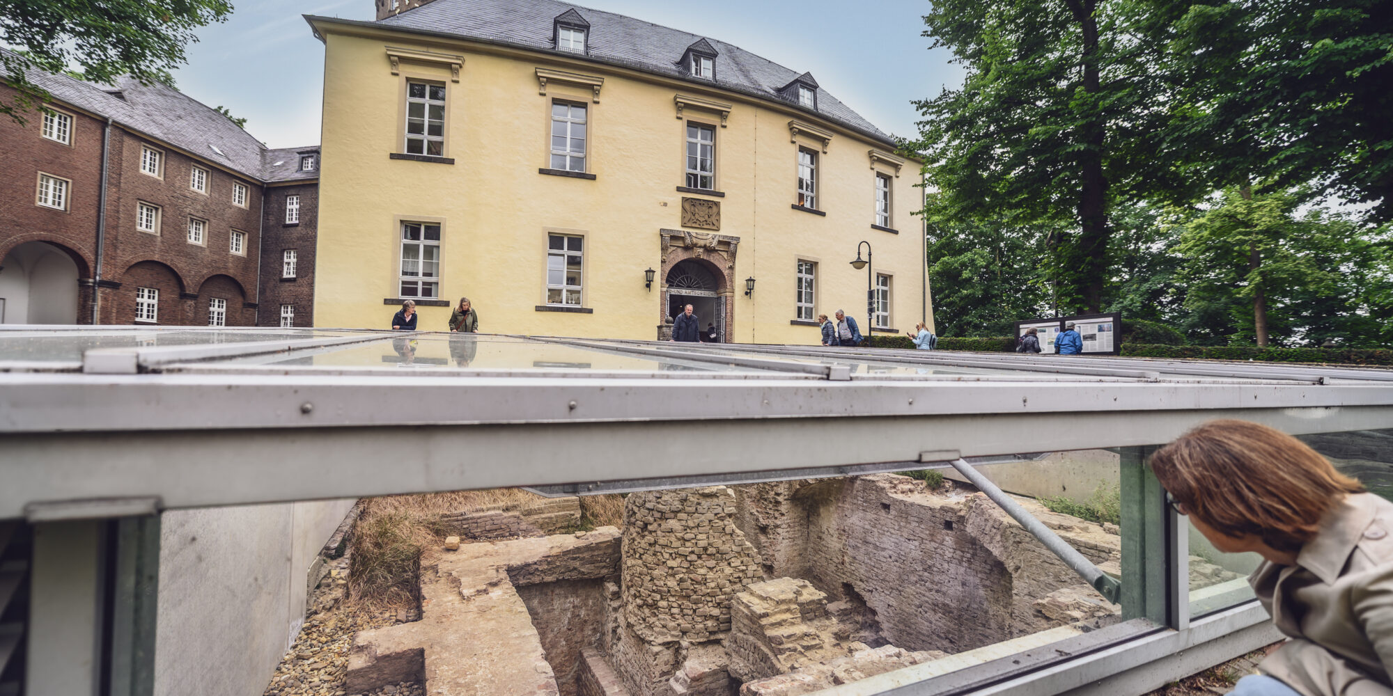 Blick über die historische Brunnenanlage auf die Schwanenburg