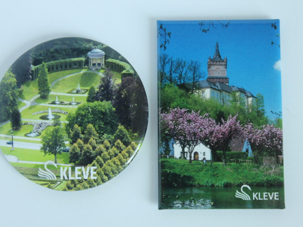 Zwei Magnete mit Schwanenburg-Motiv und Gartenanlagen-Motiv