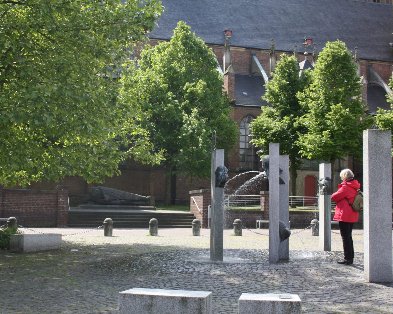 Wasserspeiende Köpfe an Steinsäulen sind die Markenzeichen des Narrenbrunnens.