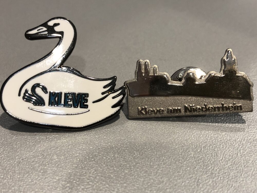 Ansteckpins Schwan und Silhouette von Kleve