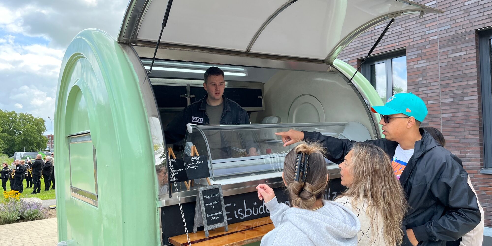 Menschen stehen vor einer Eisbude. Raderlebnistag in Kleve