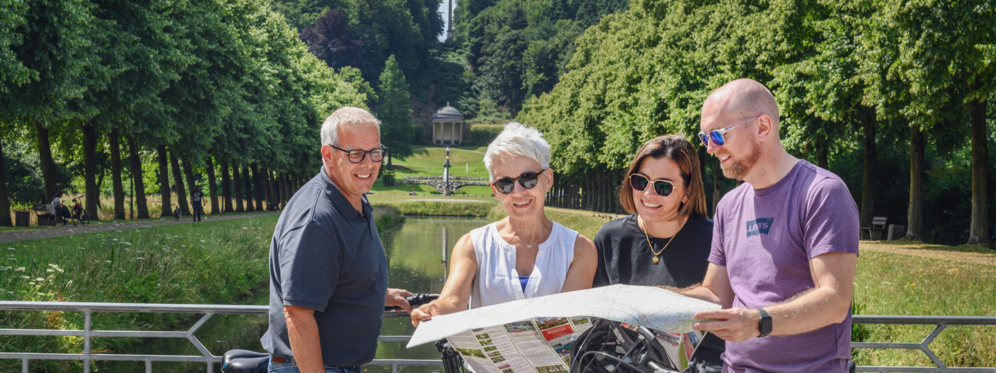 Radfahrer schauen sich eine Fahrradroute auf einer Karte an