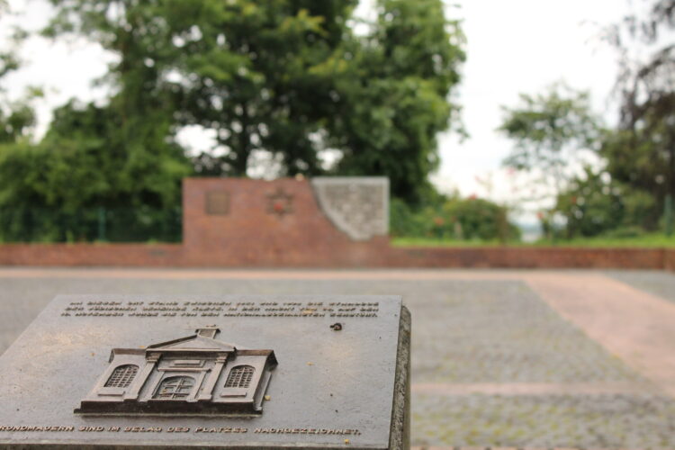 Bronzetafel in Kleve mit Relief einer Synagoge im Vordergrund, im Hintergrund eine Mauer mit einem Davidstern. Text auf der Tafel: 'Hier stand die Synagoge, die 1938 zerstört wurde.'