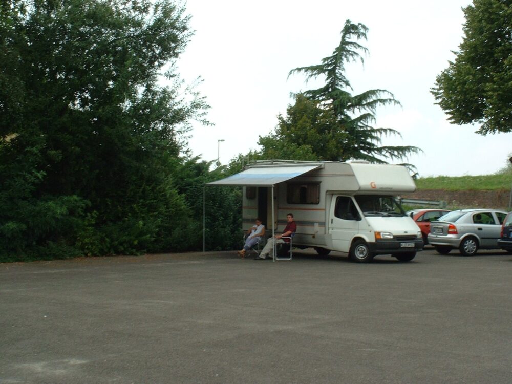 WEißes Wohnmobil mit Dach