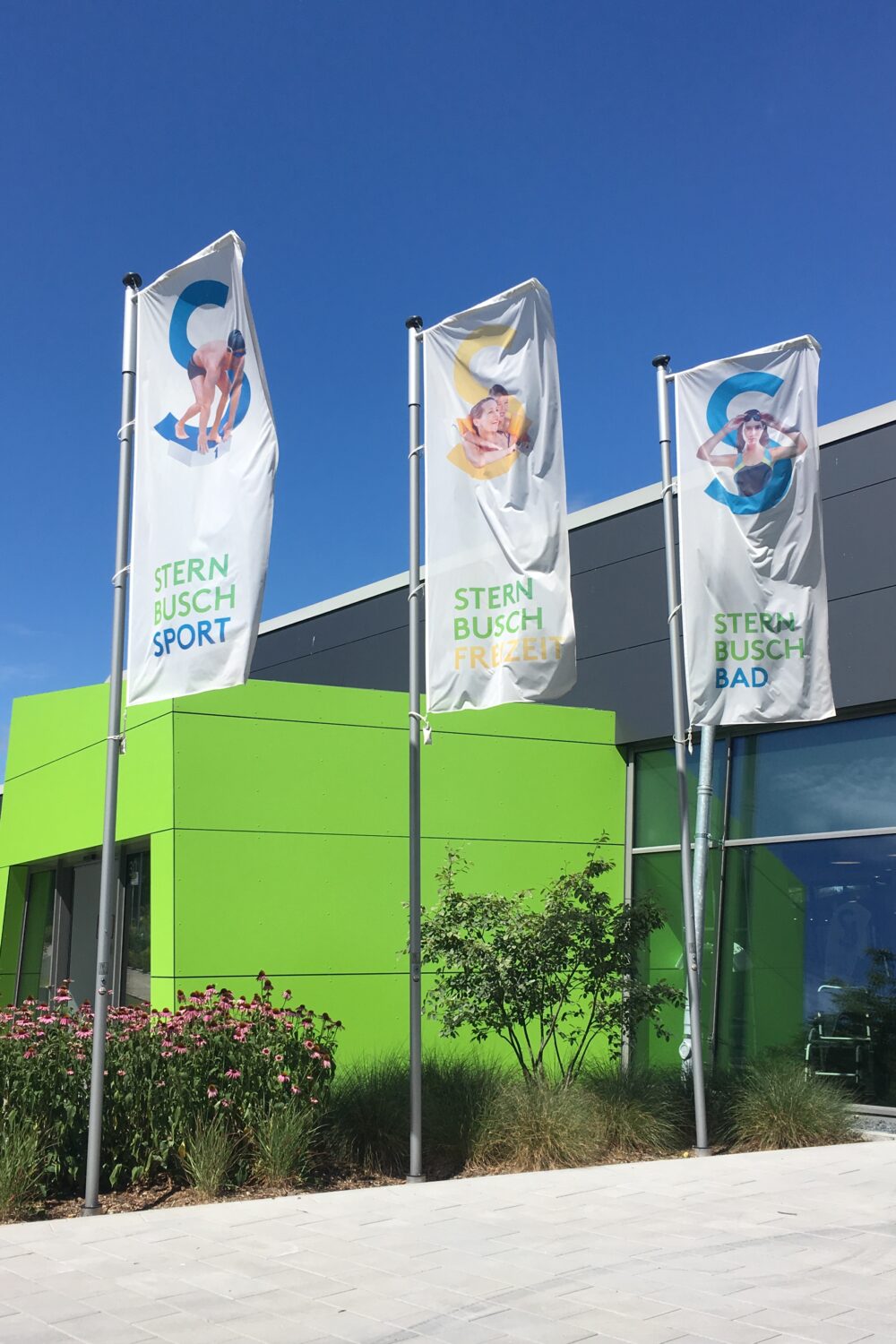 Eingangbereich Sternbuchbad Kleve, drei Fahnen mit dem Namen