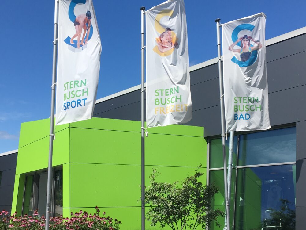 Eingangbereich Sternbuchbad Kleve, drei Fahnen mit dem Namen