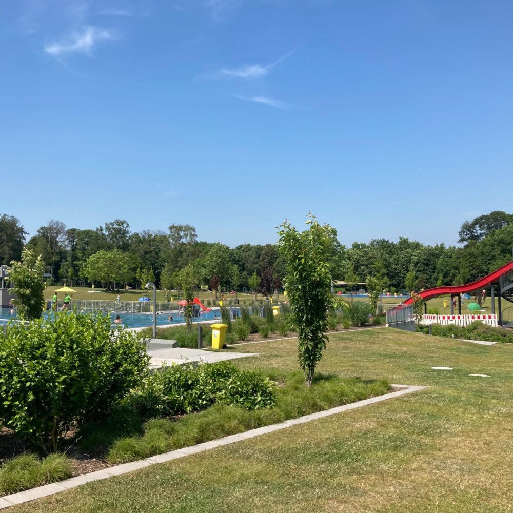Wasserspaß in Kleve. Freibad mit roter Rutsche