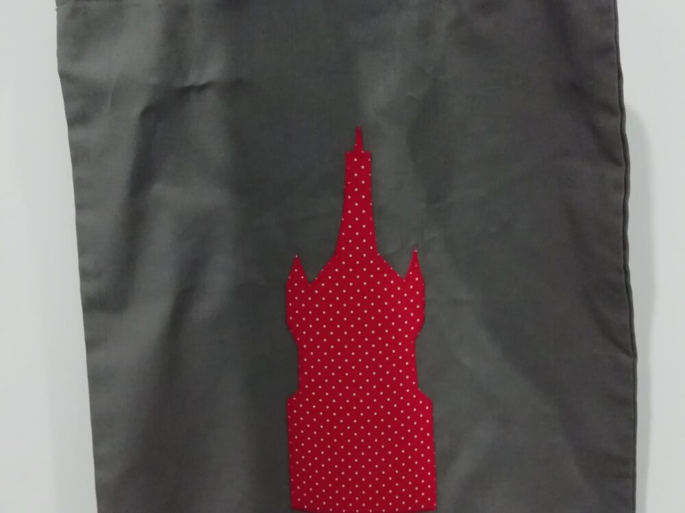 Graue Stofftasche mit Henkel, rote Schwanenburg darauf genäht