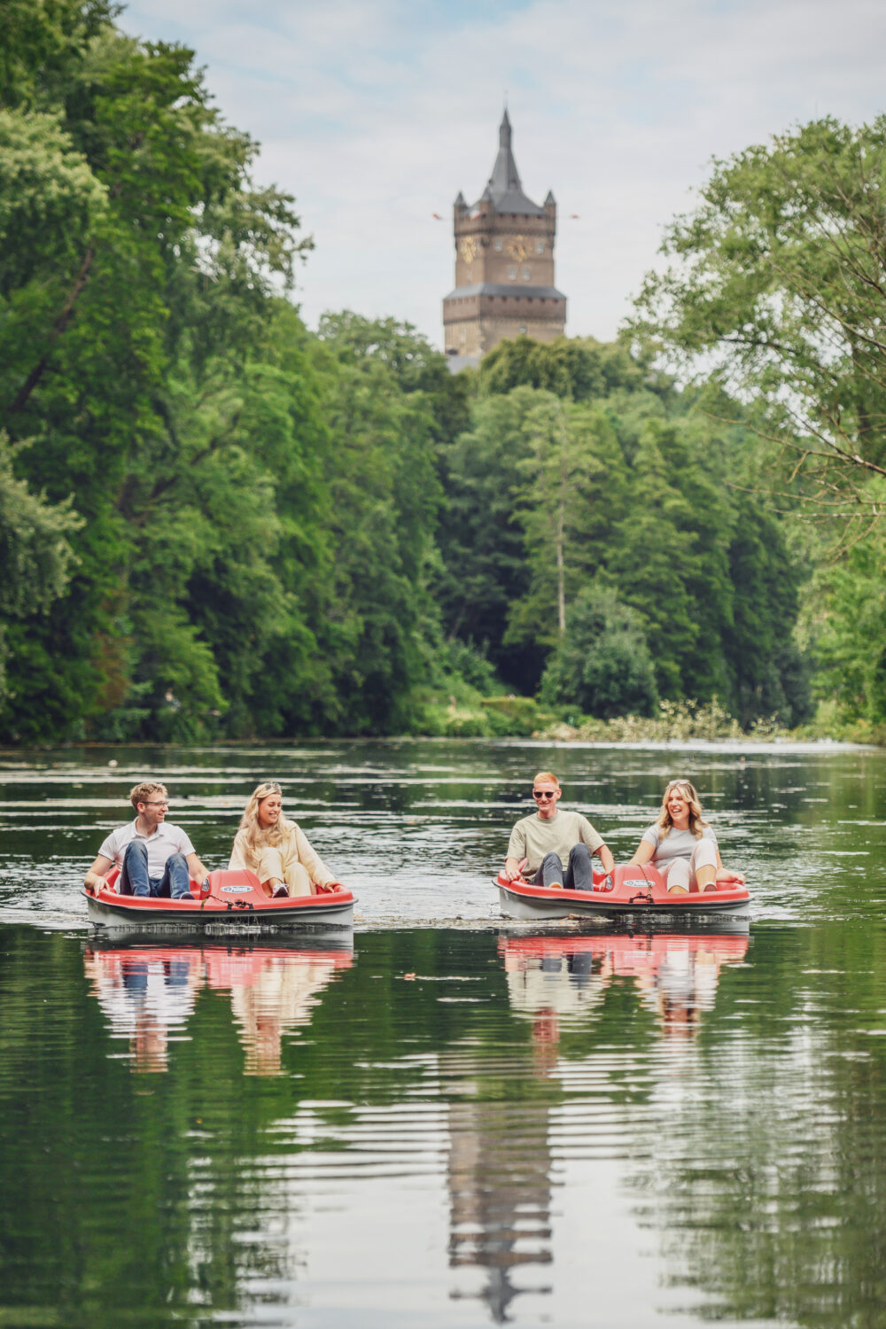 2 Treetbotte auf dem Kermisdahl im Hintergrund die Schwanenburg