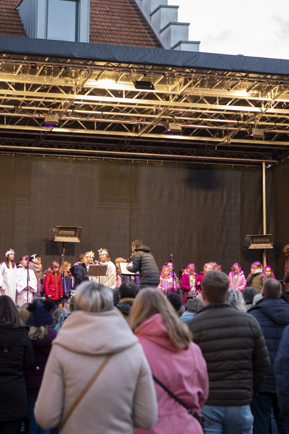 Viele Menschen stehen vor einer Bühne auf dem Klever Weihnachtsmarkt