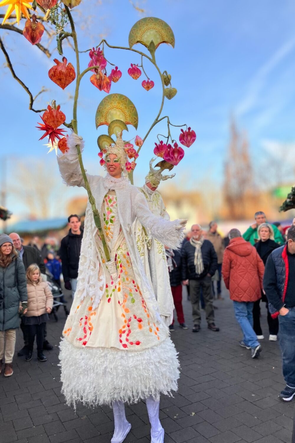 Kostümoerte Stelzenläuferin beim Klever Stadtfest