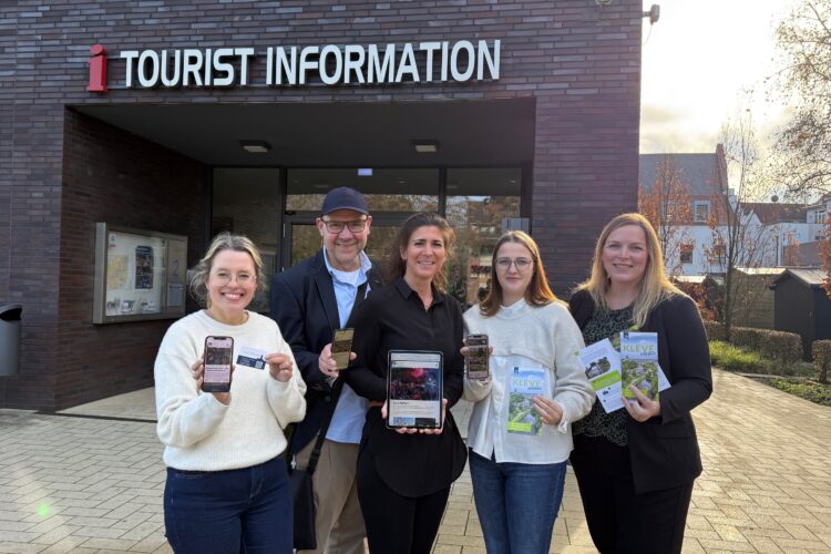 Gruppe von Personen halten Smartphone nach vorne.