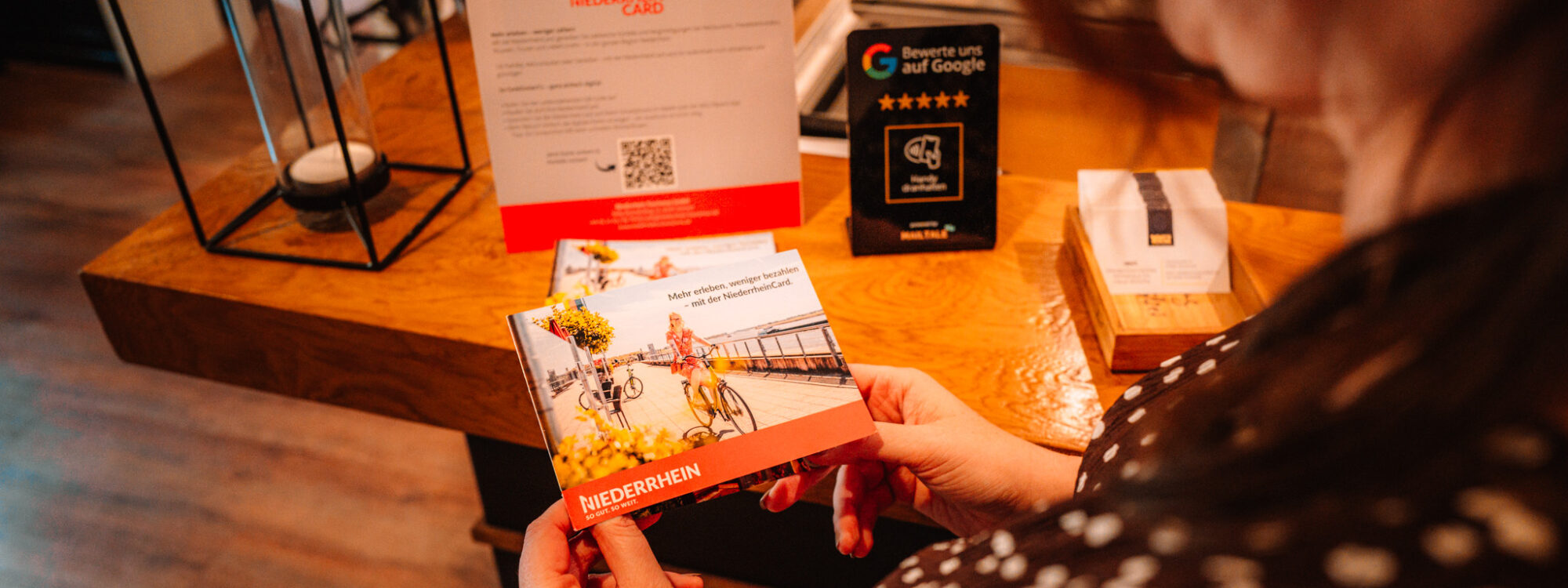 Frau schaut sich die NiederrheinCard an