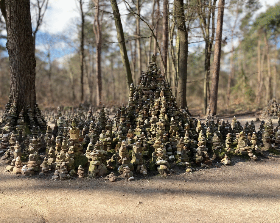 Viele gestapelte Steine