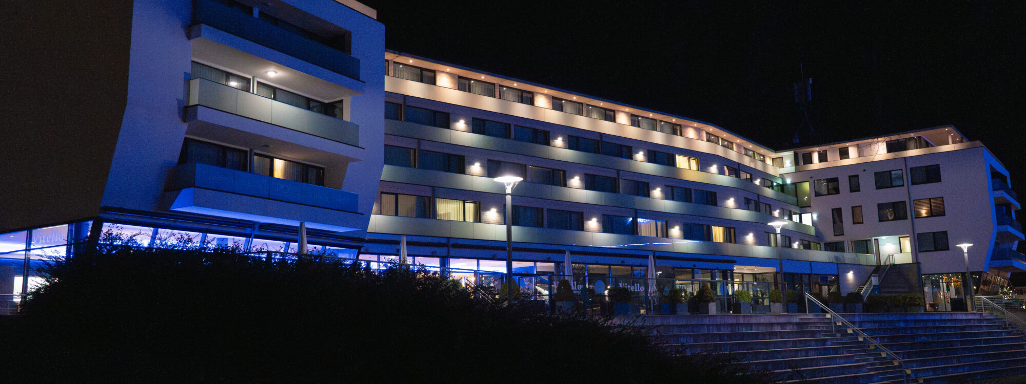 Beleuchtetes Gebäude in der Dunkelheit.