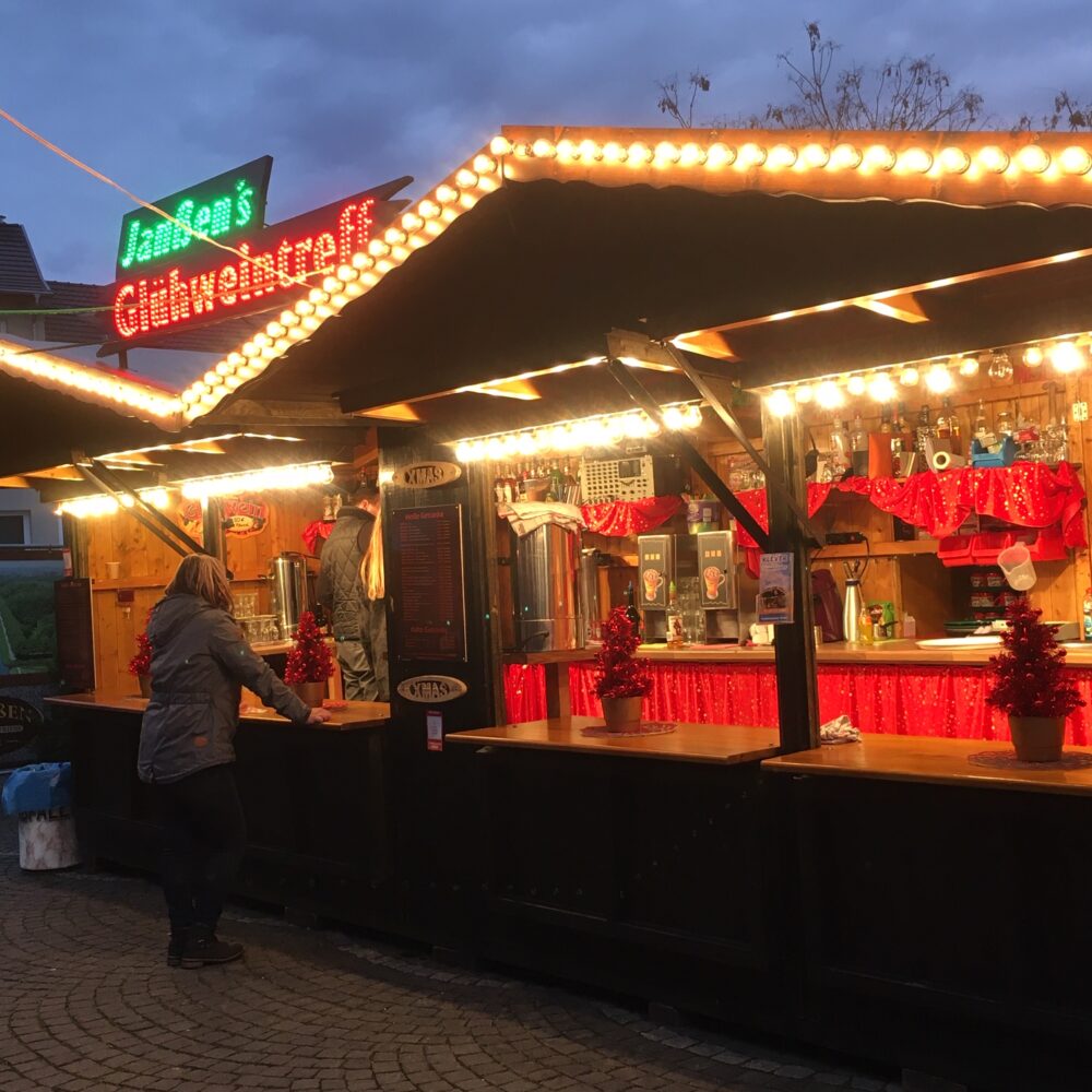 Beleuchete Holzbude mit Glühwein.