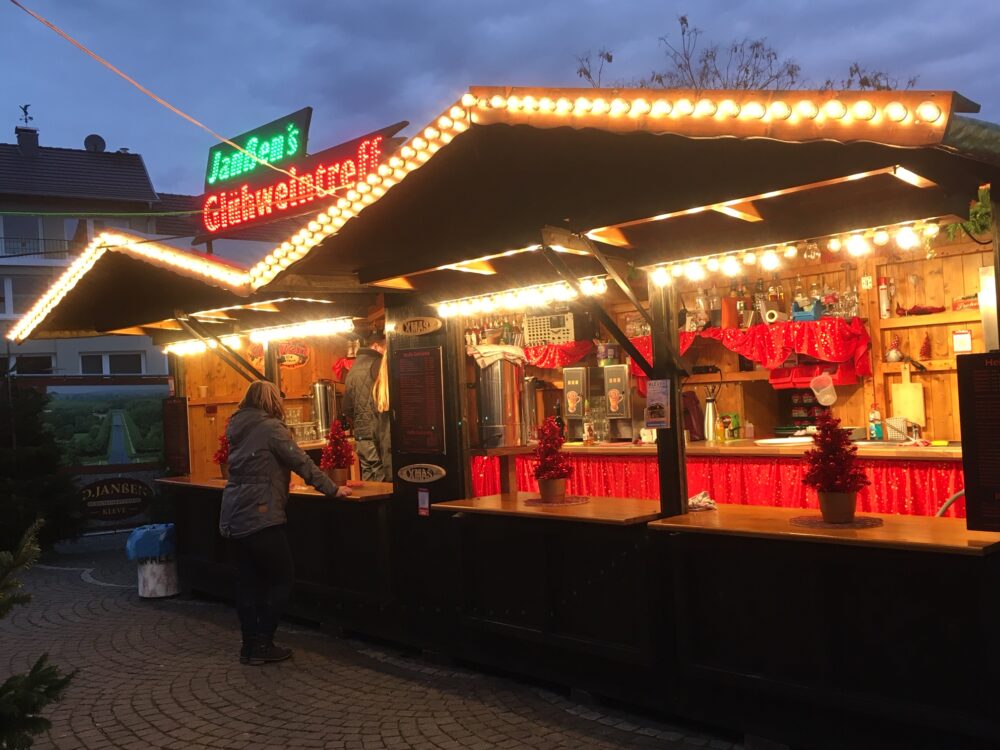 Beleuchete Holzbude mit Glühwein.