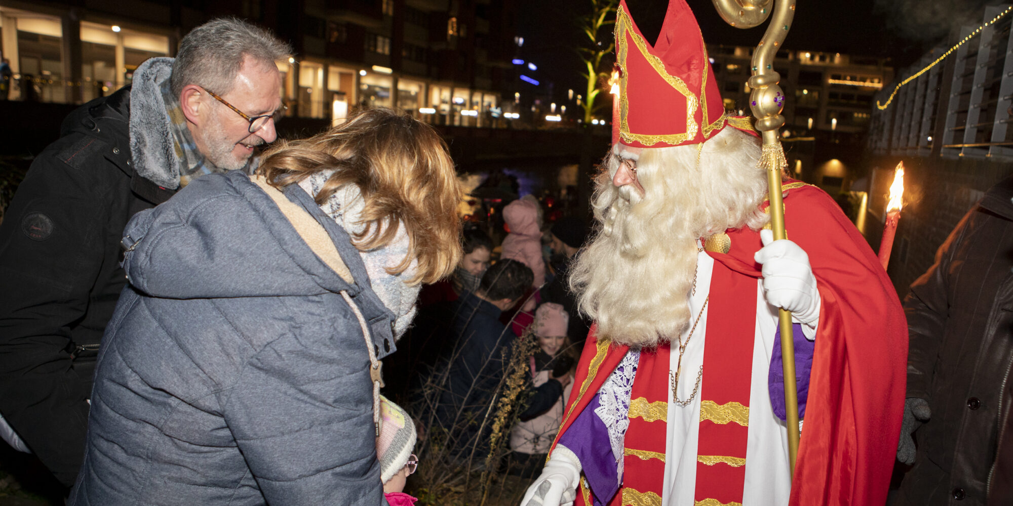 Nikolaus gibt einem Kind die Hand.