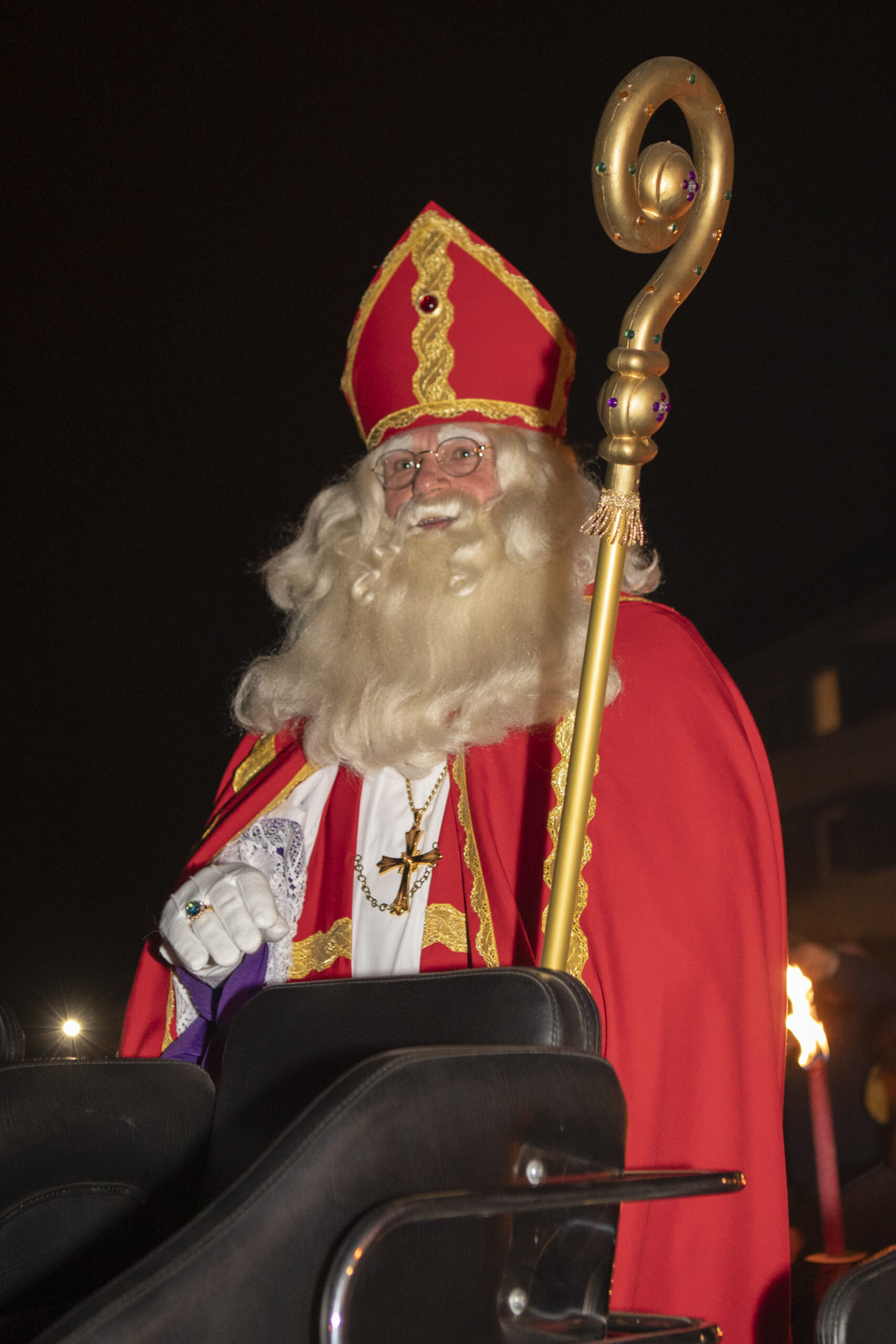 Mann verkleidet als Nikolaus mit dem Nikolausstab in der Hand