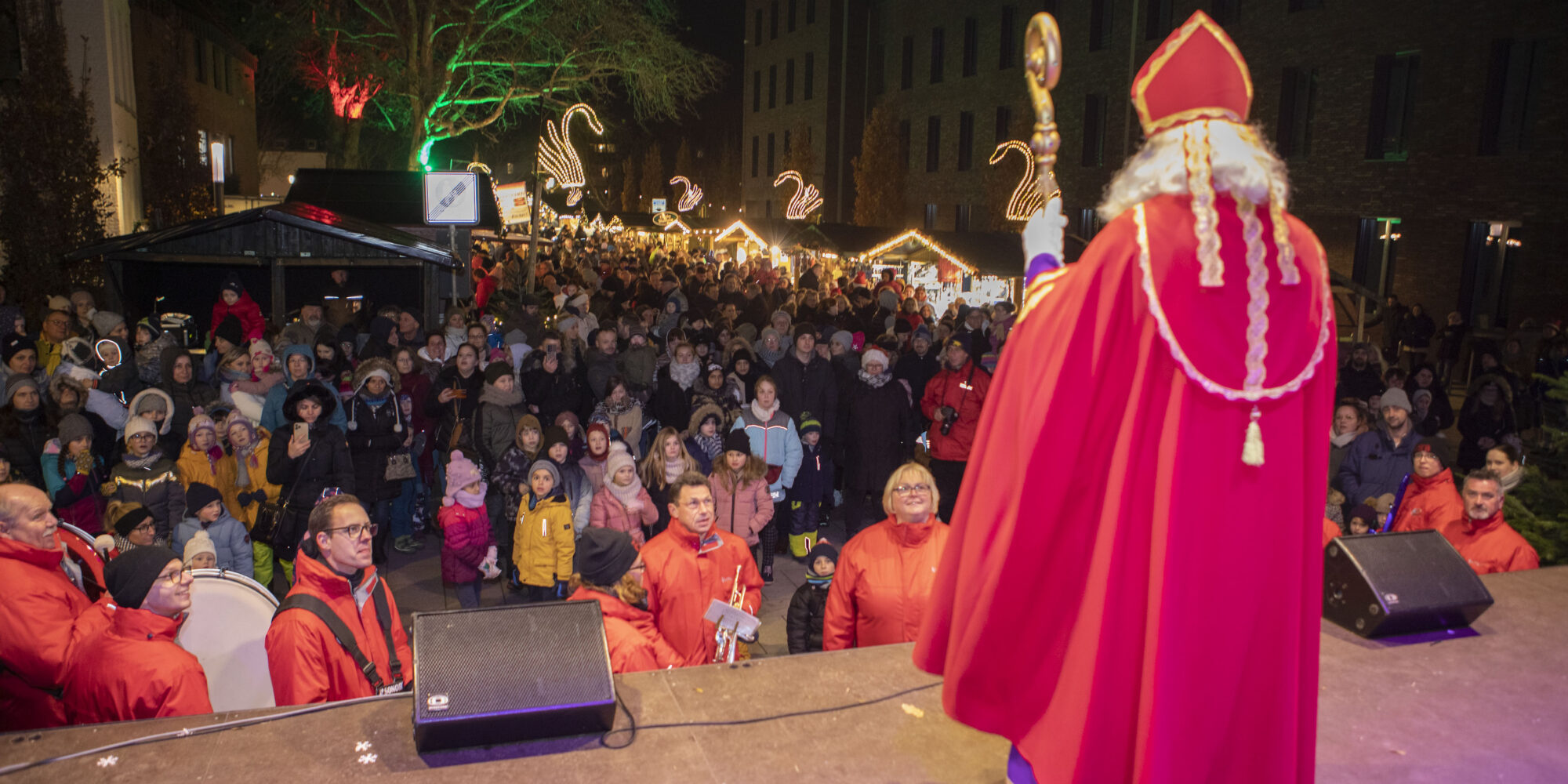 Der Nikolaus auf einer Bühne vor vielen Menschen.