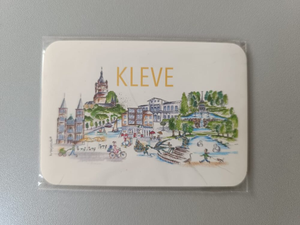 Rechteckiger Magnet mit farbiger Illustration von Kleve, zeigt Gebäude, Menschen, Fahrräder und einen Brunnen, oben der Schriftzug 'KLEVE'.