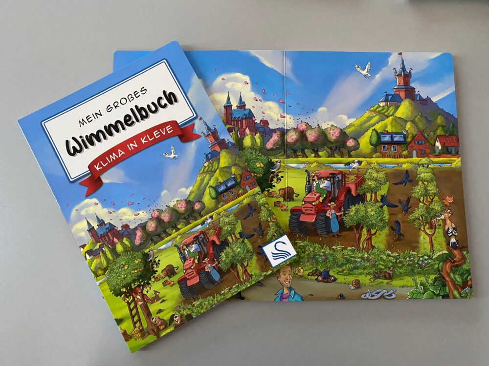Buntes Buchcover mit ländlicher Szene, Traktor, Bäumen, Tieren und Schloss auf Hügeln, Titel 'Mein großes Wimmelbuch Klima in Kleve'.