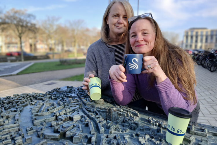 Mitarbeiterinnen der WTM mit dem Mehrwegbecher und der Kleve-Tasse